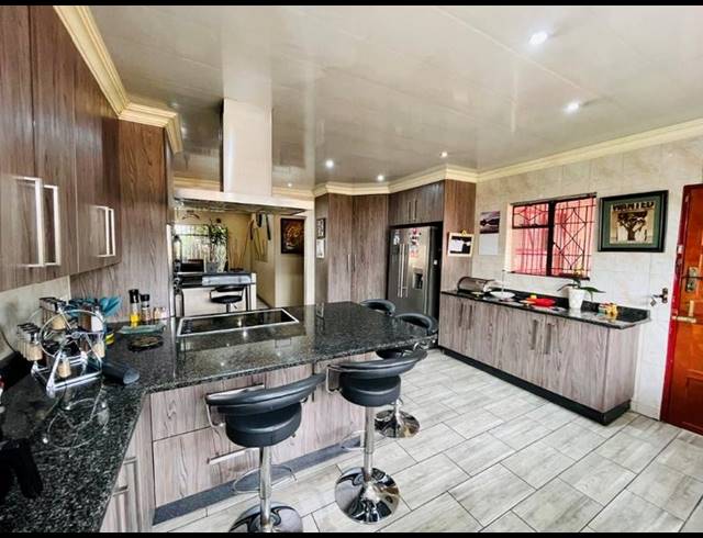 4 BEDROOM HOUSE FOR SALE IN BRACKENHURST